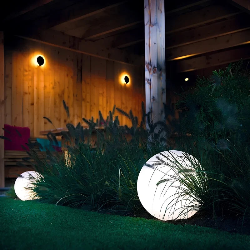 Kugleformet LED-lampe med 16 farver og fjernbetjening