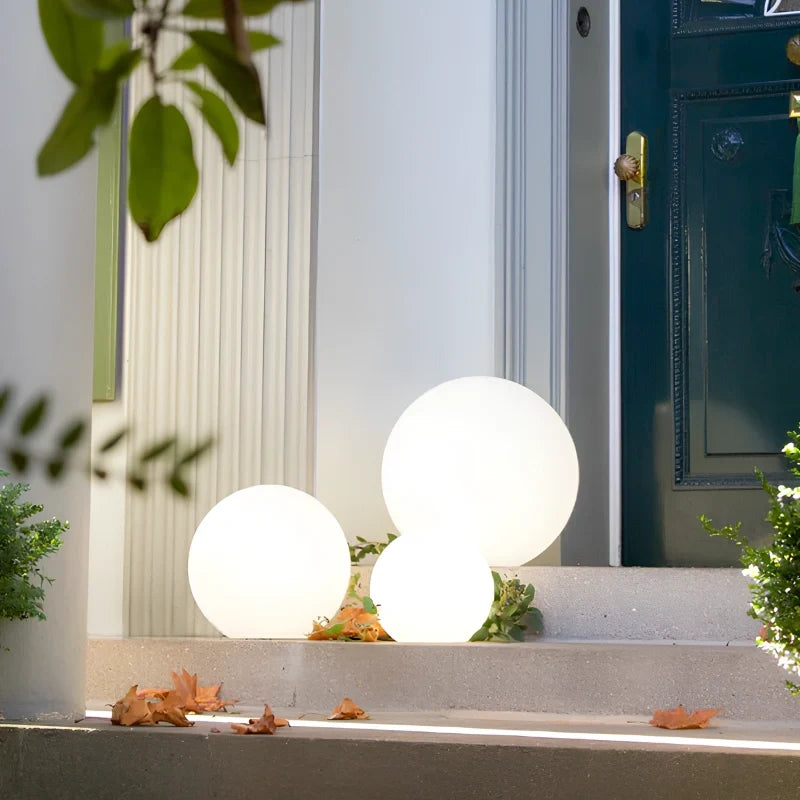Kugleformet LED-lampe med 16 farver og fjernbetjening