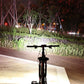 USB-genopladelig cykelforlygte med 900 lumen og batteriindikator