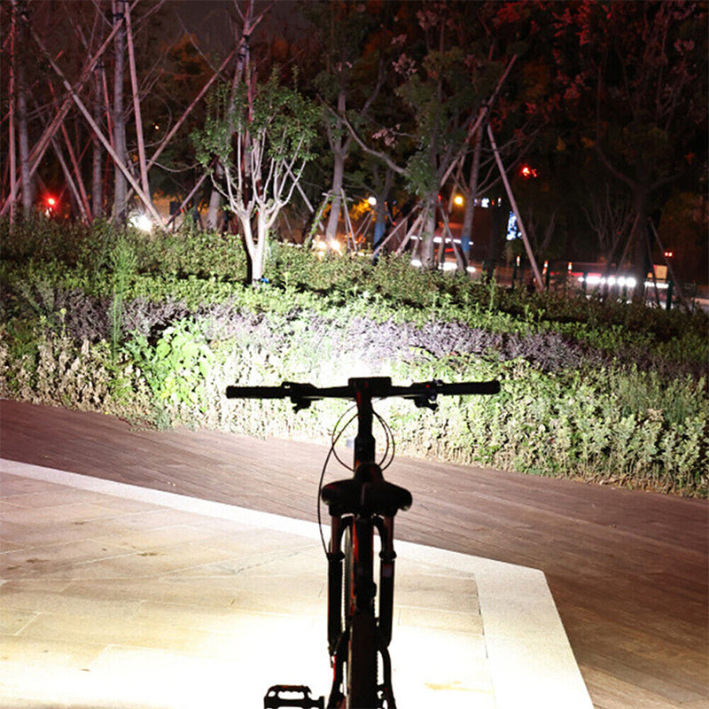 USB-genopladelig cykelforlygte med 900 lumen og batteriindikator