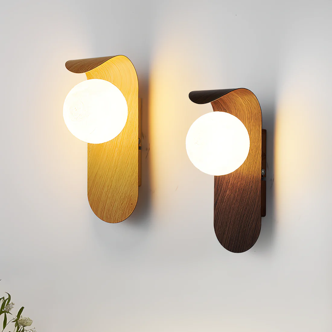 Skandinavisk væglampe i naturtræ med glaskugle og LED