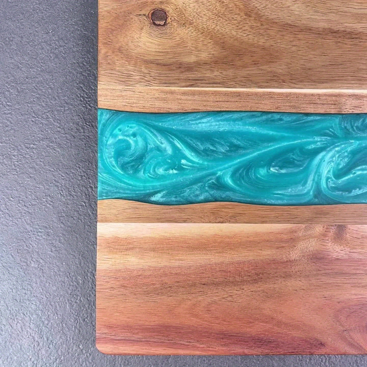 Skære- og serveringsbræt i akacietræ med blå resin, 46 × 23 cm