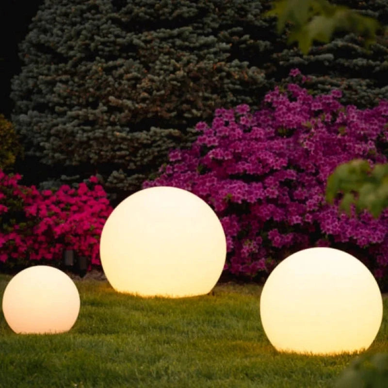 Kugleformet LED-lampe med 16 farver og fjernbetjening